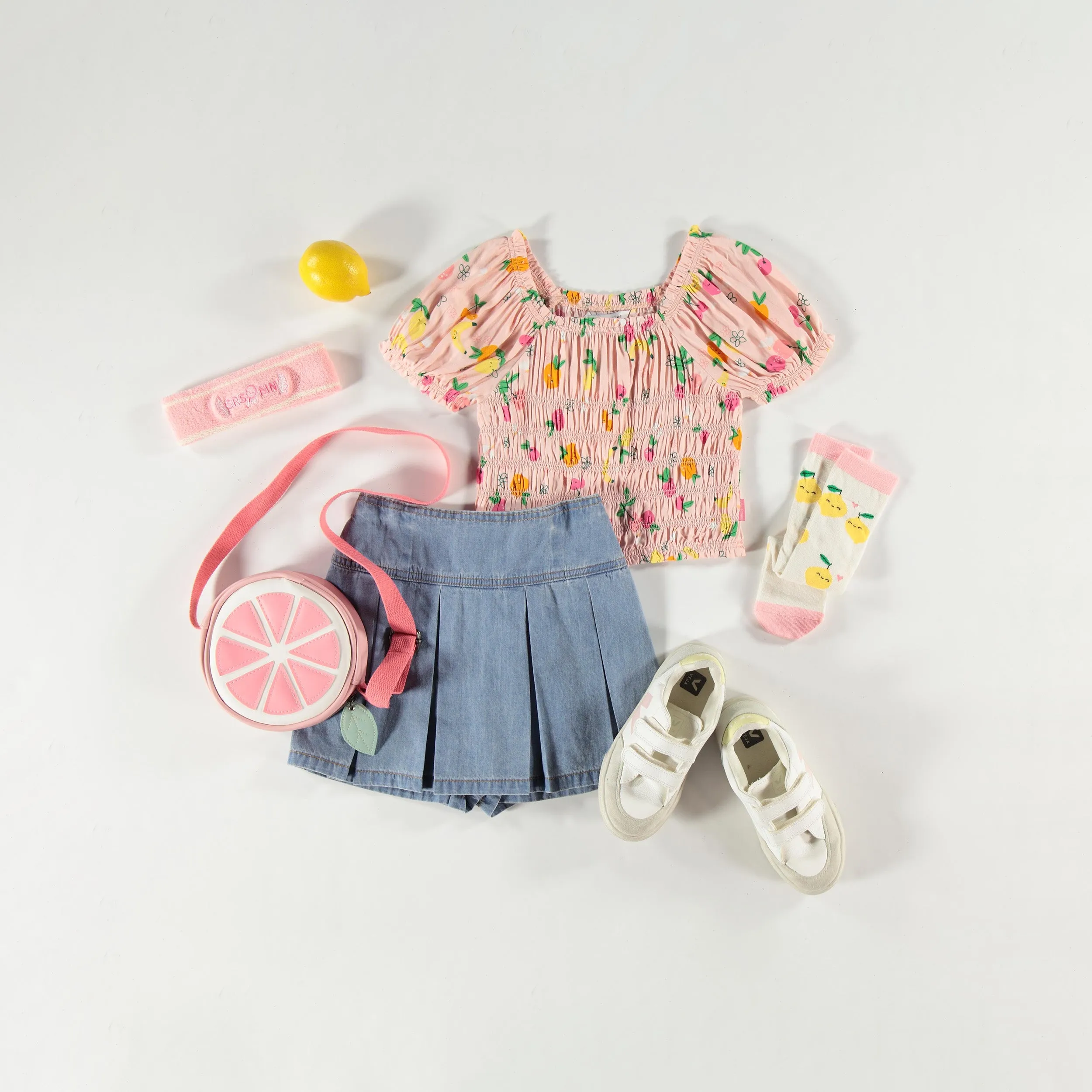 Jupe short à plis bleu pâle en denim léger, enfant || Light blue pleated skort in lightweight denim, child