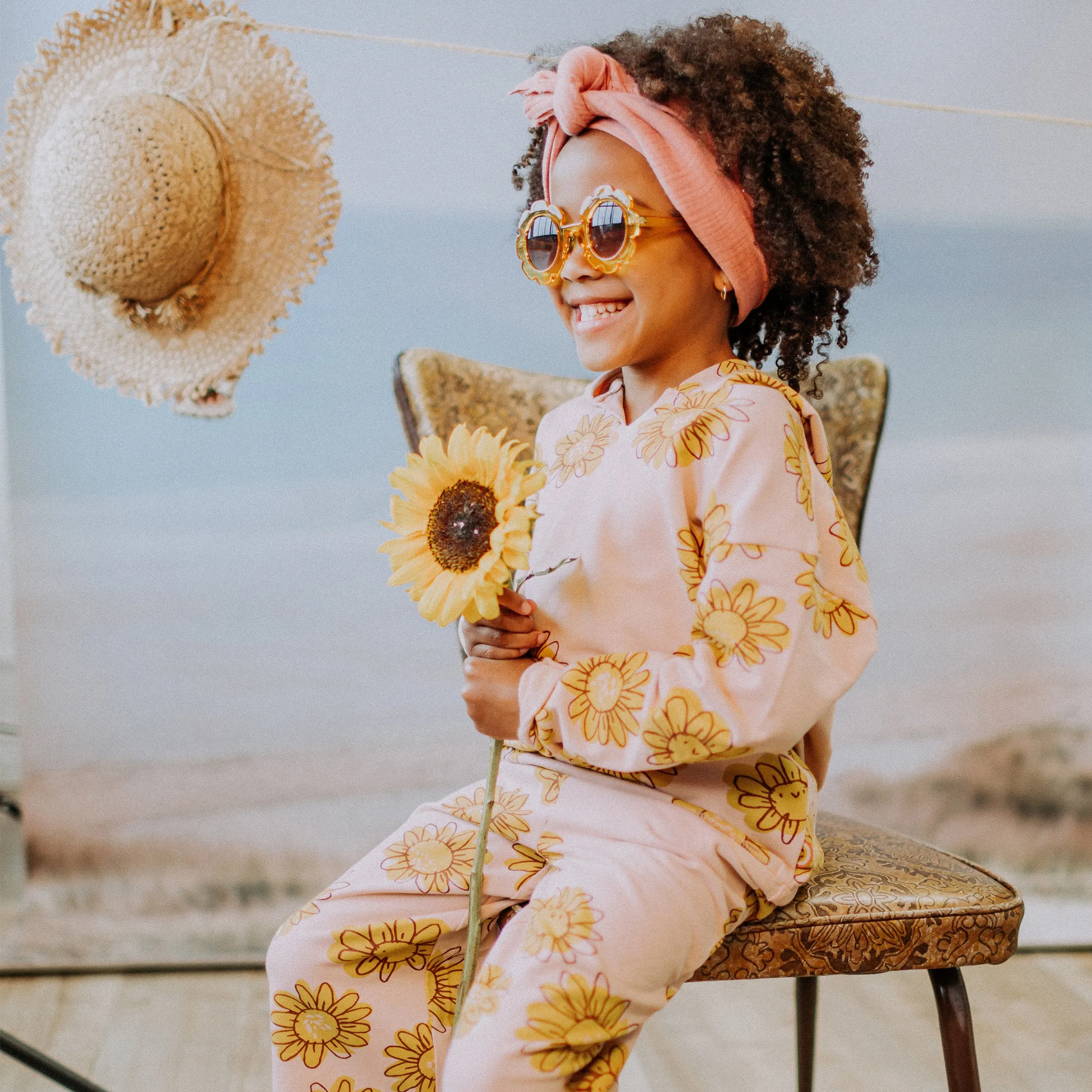 Pantalon rose avec fleurs jaunes en coton français, enfant || Pink flowery pant in French terry, child